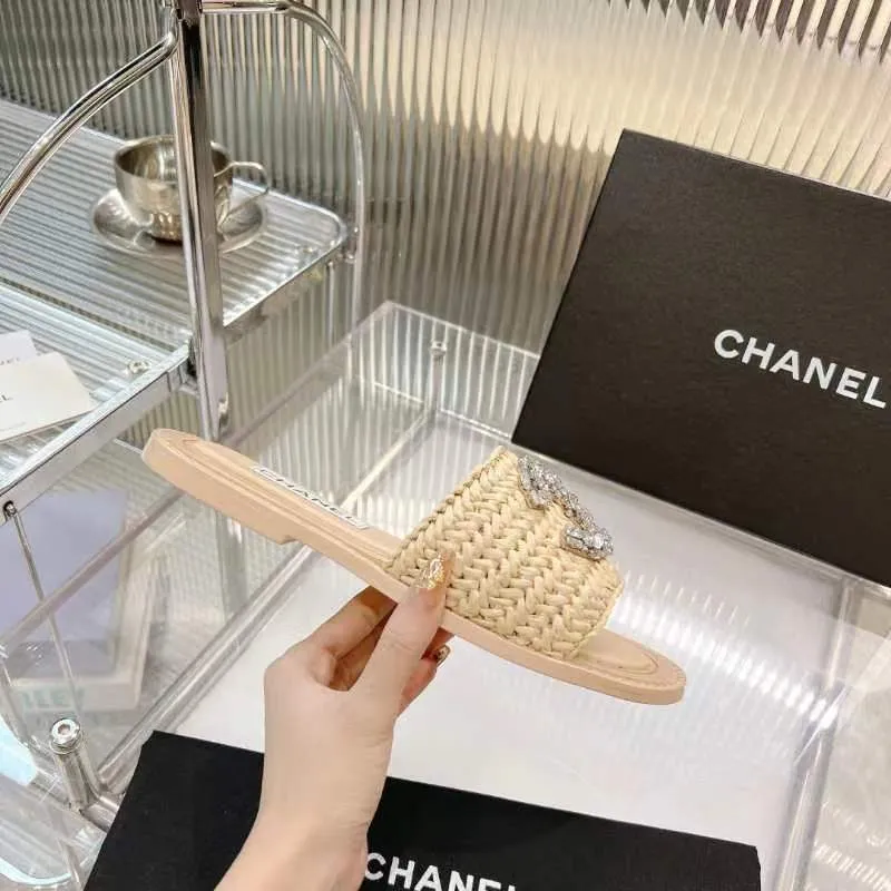 👟👟Ex-factory price 520👟👟 [Ready stock] 𝐂𝐡an𝐞𝐥 23 hot items! bing bing 23 early spring vacation series, the most beautiful rhinestone woven slippers, everyone is crazy to stock up, they are all crazy, it is really long grass, leisurely charm, close your eyes and enter the series!  💭Color: Black/Apricot/White 💭Upper: The upper is made of imported raffia and is fully hand-woven and very comfortable! The hand-made diamond jewelry is sparkling enough 💭Inner pads: imported sheepskin lining and pads 💭Outsole: genuine leather outsole (complex leather outsole with ten grooves and stitching, very particular about material workmanship) 💭Code number: 35-42 (41 and 42 are custom-made and cannot be returned or exchanged)